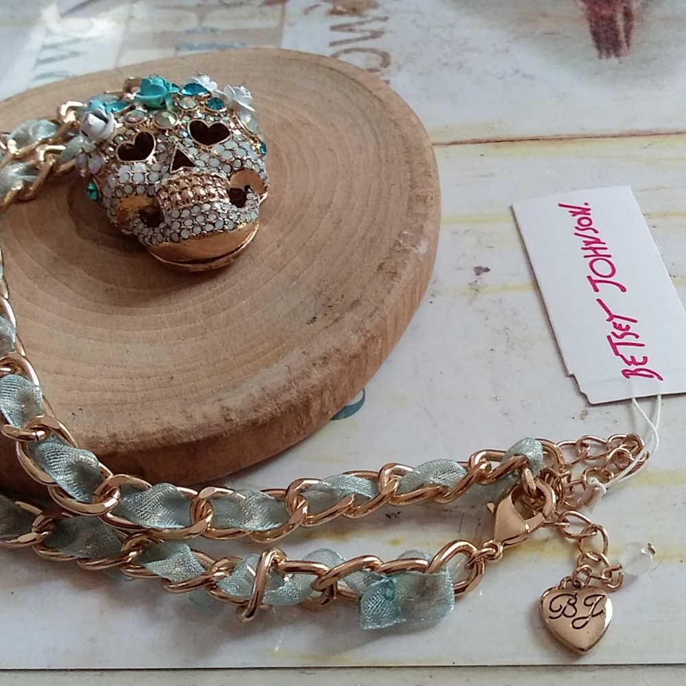 Betsey Johnson skull necklace nwt FINAL PRICE
